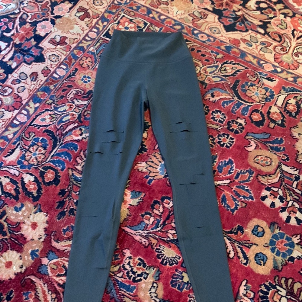 Alo Yoga ripped leggings in charcoal gray